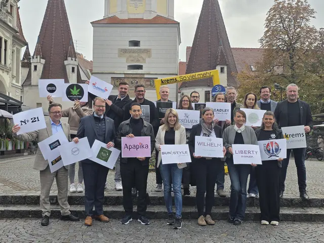 Gemeinsam mit Bürgermeister Peter Molnar, Vizebürgermeister Florian Kamleitner, Stadtmarketing-Leiter Horst Berger und Holger Lang-Zmeck von der Wirtschaftskammer Krems wurden die neuen Konzepte einem großen Kreis von Medienvertreterinnen und -vertretern vorgestellt. | Foto: Würfl
