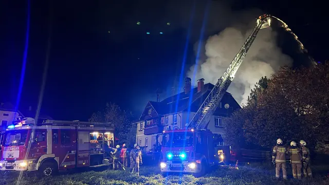 In der Nacht auf den 16. Oktober 2025 waren die Feuerwehren St. Michael und Tamsweg um 00:15 Uhr zu einem überörtlichen Brandeinsatz nach Rennweg am Katschberg (Bezirk Spittal an der Drau; Kärnten) alarmiert worden.  | Foto: FF-Tamsweg