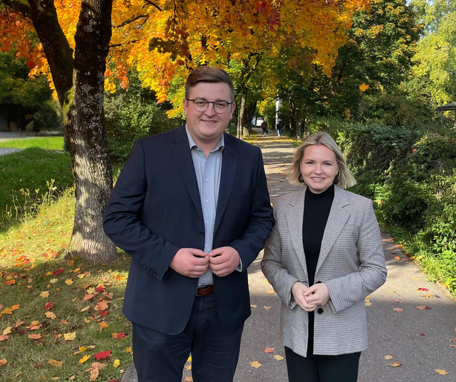 Der neue Bezirksgeschäftsführer Parzer und Bezirksparteiobfrau Zehetmair blicken zuversichtlich in die Zukunft.  | Foto: OÖVP-Bezirk Eferding