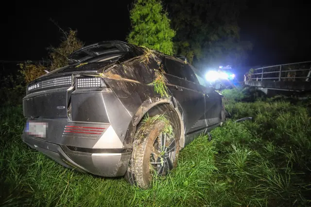 Ein Hyundai kommt Mittwochabend in Buchkirchen von der Fahrbahn, überschläft sich und landet in der Wiese. | Foto: laumat.at