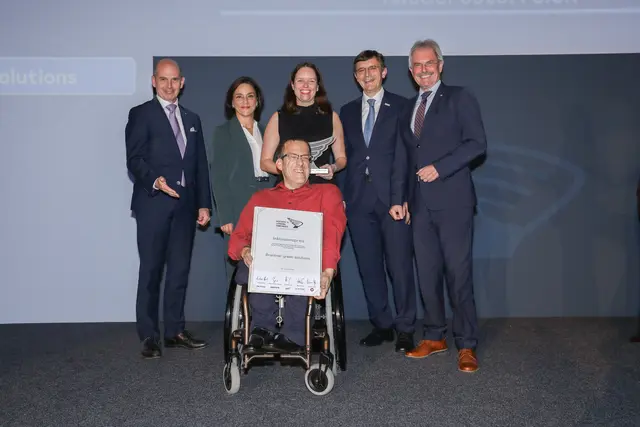 ALC-Inklusionspreis Niederösterreich
ALC-Inklusionspreis für die Brantner green solutions aus Krems (v. l.): MVG-Geschäftsführer mit dem Brantner-Team, Personalleiterin Birgit Posch, Marketingleiterin Denise Thiery, Disponent Rainer Rothe (im Vordergrund), Geschäftsführer Josef Scheidl und Landtagspräsident Karl Wilfing.  | Foto: Günther Peroutka