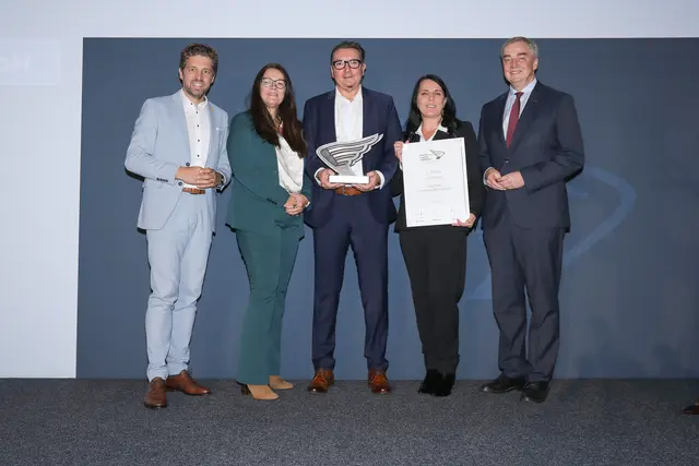 Sieger Kleinbetriebe Niederösterreich: Nipcon Communication GmbH aus Brunn am Gebirge - (v. l.) Ulrich Hülsmann, Vertriebsleiter der Österreichischen Post mit Nipcon-Marketingleiterin Claudia Wieser, Nipcon Gesellschafter und Prokurist Christian Wieser, Geschäftsführerin Tina Schwarzl sowie WK Niederösterreich-Vizepräsident Christian Moser.  | Foto: Günther Peroutka