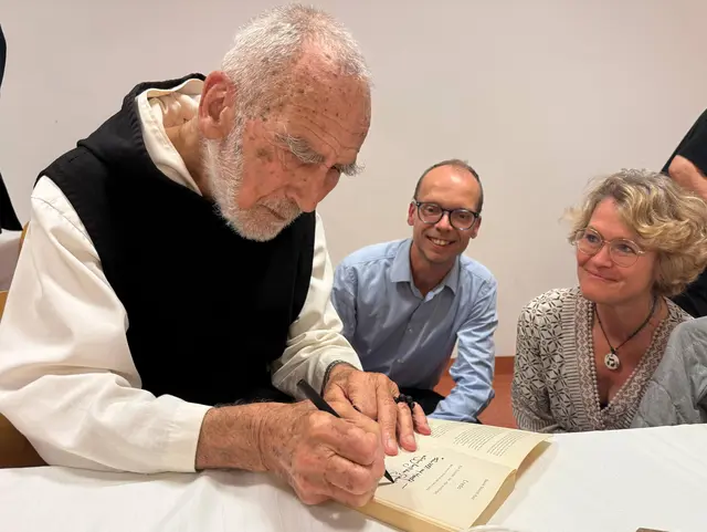 Bruder David beim Signieren | Foto: Privat/Zur Verfügung gestellt