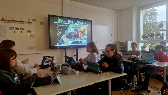 Im Zentrum des Workshops stand die Idee, Sticken und Programmieren miteinander zu verknüpfen – eine ungewöhnliche, aber faszinierende Kombination.  | Foto: Sport/Mittelschule St. Valentin/Schubertviertel