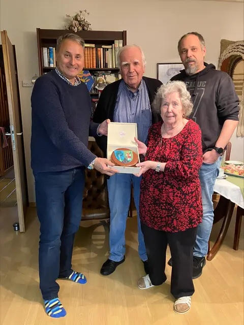 Bürgermeister Michael Cech gratuliert Christine und Karl Höbling zur Diamantenen Hochzeit – mit Sohn Karl Höbling junior | Foto: Gemeinde Gablitz