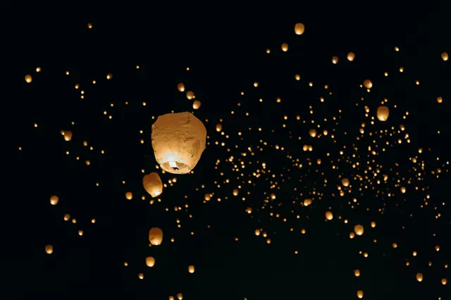 Eine Website bewirbt gerade mehrere Termine zum gemeinsamen Steigenlassen von Lampions. Doch der Stadt sind die Events im Stadtpark gar nicht bekannt. Es handelt sich dabei wohl um einen Betrug.(Symbolbild) | Foto: Leon Contreras/Unsplash