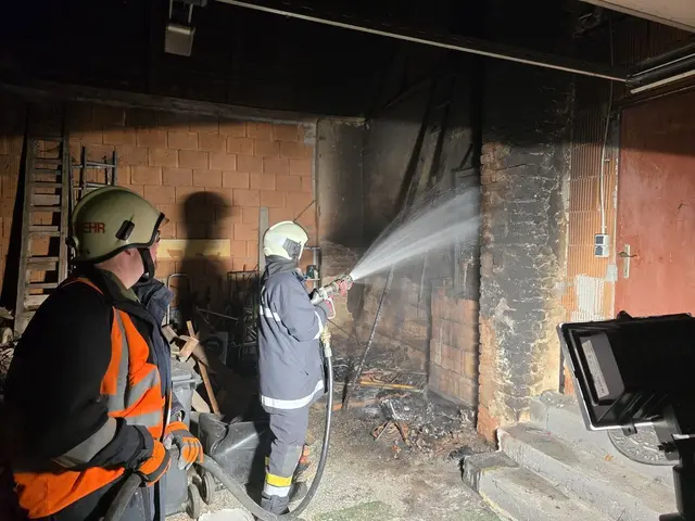 Die Feuerwehr Neuberg und Güttenbach führten die Nachlöscharbeiten durch.  | Foto: Bezirksfeuerwehrkommando Güssing