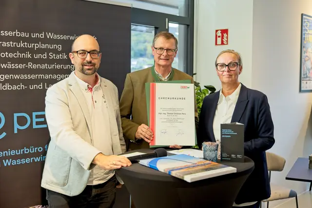 Michael Ulm und Martina Romen-Kierner (beide WKO) mit Thomas Perz (Mitte). | Foto: Perzplan/David Rudolf