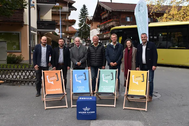 Michael Bürger (Tourismusmanager Ellmau), Goings Bürgermeister Alexander Hochfilzer, Ellmaus Bürgermeister Nikolaus Manzl, Otto Langhofer (Obmann der Kaiserwirtschaft), Gert Oberhauser (Gemeindevorstand, Obmann Wirtschaft), Sonja Altenburger (Bezirksobfrau WK Kufstein) und Hermann Huber (Bezirksobmann WK Kitzbühel) (v.l.) öffneten die Türen der Ellmauer und Goinger Betriebe. | Foto: Barbara Fluckinger