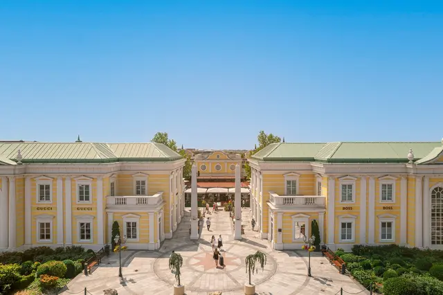 Im Designer Outlet Parndorf erhält man seit 1998 reduzierte Waren von bekannten Marken - ein Magnet für viele Schnäppchenjäger.  | Foto: McArthurGlen