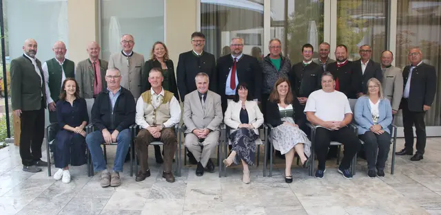 Ehrungen im Bezirk St. Pölten:
10 Jahre: Martin Aigelsreiter (Frankenfels), Luan Brahimi (Pottenbrunn), Ing. Josef Böck (St. Andrä), Doris Fugger (Frankenfels), Robert Grubner (Frankenfels), Johannes Hagenauer (Pyhra), Dagmar Hörmann (Obergrafendorf), Danijel Maletic (Neulengbach), Elisabeth Sacher (Pyhra), Tanja Schnabl (St. Pölten), Annette Stadlbauer (St. Pölten), Karin Trauner (Traismauer), Thomas Tucek (Pyhra), Elisabeth Vorel (Rabenstein), Benedikt Wallner (St. Pölten), Ioan Zvenka (Nußdorf ob der Traisen)
25 Jahre: Josef Dorrer (Schwarzenbach), Ing. Melanie Figl (St. Pölten), Daniela Freydecker (Neidling), Manuela Hieger (Kapelln), Franz Hinterwallner (St. Pölten), Maria Holzbauer (Traismauer), Ing. Thomas Kraushofer (Karlstetten), Franz Niederer (Schwarzenbach), Ing. Erwin Pibal (Kirchberg), Gabor Zvenka (St. Pölten)
35 Jahre: Eva-Maria Denk (St. Pölten), Norbert Geppl (St. Pölten), Christoph Haunold (Altlengbach), Christa Hell (St. Pölten), Kornelia Libal (Asperhofen), Herbert Maier-Fuchs (Kirchberg), Franz Redlinghofer (Obritzberg-Rust), Eva Scheibelreiter (Stössing), Bgm. Ing. Rudolf Schütz (Prinzersdorf)
45 Jahre: Friederike Freistetter (Eichgraben), Gerhard Kliegl (Böheimkirchen), Helmut Stiegler (St. Pölten), Ing. Harald Wehrberger (Kircheberg), Kurt Wimmer (Herzogenburg) | Foto: NÖ LAK
