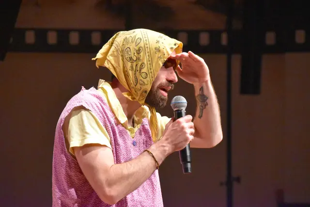 Mit spitzer Zunge, einem scharfen Blick für jedes Dorfklischee und einer ordentlichen Portion Humor mischt "Oma Moidl" das Landleben auf.