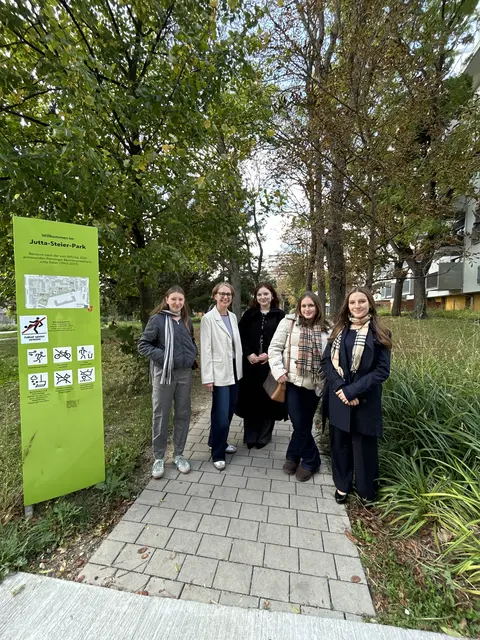 Gemeinsam mit Shirin Dietl (3. v. l.), der jüngsten Penzinger Bezirksrätin, hieß Michaela Schüchner (2. v.l., beide SPÖ) die Mädchen am 14. Oktober willkommen. | Foto: BV14
