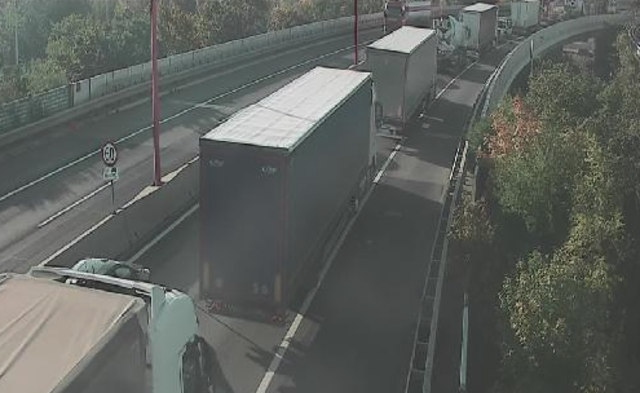 Die A23 in Fahrtrichtung Graz kurz vor dem Knoten Kaisermühlen am Donnerstagmorgen. Ein Unfall sorgte für einen größeren Stau. | Foto: Screenshot Asfinag