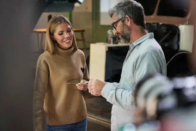 Victoria Swarovski blickte hinter die Kulissen der Brillenmanufaktur Rolf in Weißenbach am Lech. | Foto: Rolf Specacles