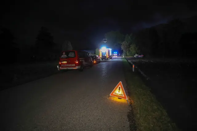 Ein Hyundai kommt Mittwochabend in Buchkirchen von der Fahrbahn, überschläft sich und landet in der Wiese. | Foto: laumat.at