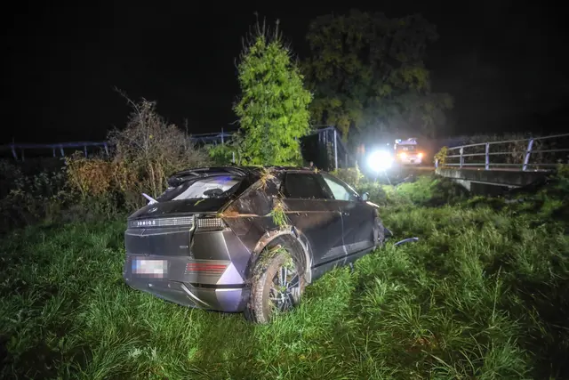 Ein Hyundai kommt Mittwochabend in Buchkirchen von der Fahrbahn, überschläft sich und landet in der Wiese. | Foto: laumat.at