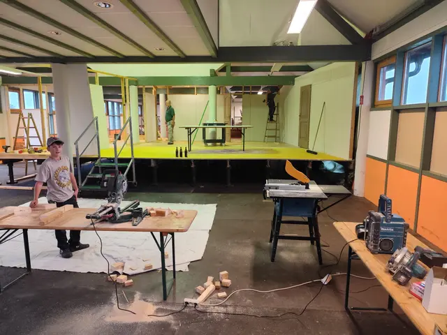 Bei den Theaterern in Merkendorf heißt nun schon seit Wochen fleißig sägen, hämmern und bohren. | Foto: Carina Hochleitner