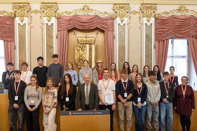 Die 6B aus dem BRG Wels Wallererstraße mit Landtagspräsident Max Hiegelsberger (ÖVP). | Foto: Spenlingwimmer