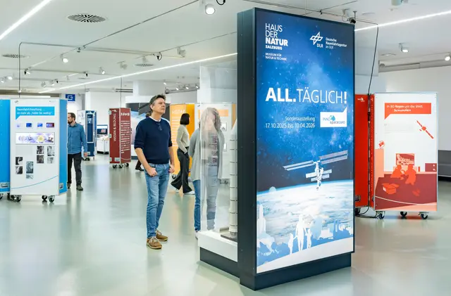 Mit der neuen Wanderausstellung „ALL.TÄGLICH!“ macht das Haus der Natur Salzburg erlebbar, wie Forschung im All unser Leben auf der Erde verändert. Die neue Sonderausstellung ist ab 17. Oktober 2025 im Haus der Natur zu sehen.  | Foto: HdN/Wildbild