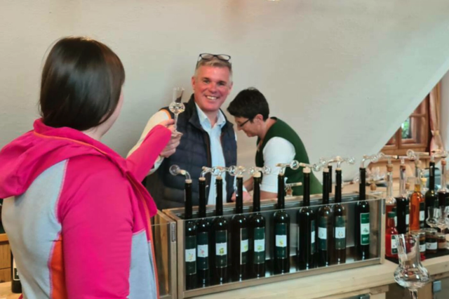 Michael Graf, Obmann des Tourismusvereins und Gründer der Edelbrennerei Graf voll in seinem Element | Foto: Gemeinde St.Kathrein am Offenegg