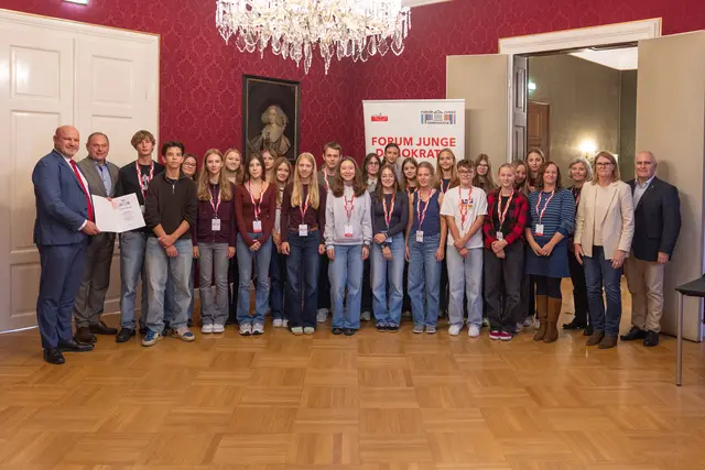 Die Schüler der 5G des BG/BRG/BORG Schärding bei ihrem Besuch im Linzer Landhaus. | Foto: Guggenberger/Land OÖ