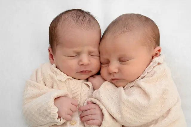 Namen: Polett und Kamilla
Geburtsdatum: 06.10.2025
Gewicht: 2.885 g / 2.610 g
Größe: 47 cm / 47 cm
Eltern: Petra und Peter Kecskemeti aus St. Lorenzen im Mürztal | Foto: Babysmile