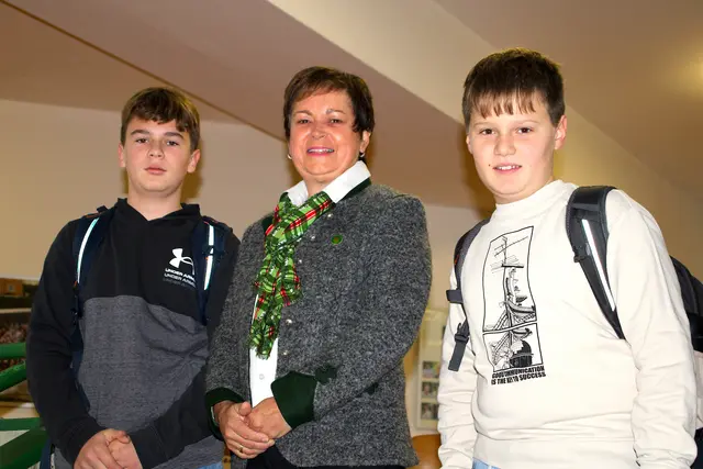 Bgm. Waltraud Walch mit Schülern der MS Dobl | Foto: HALB Marketing+ Kommunikation