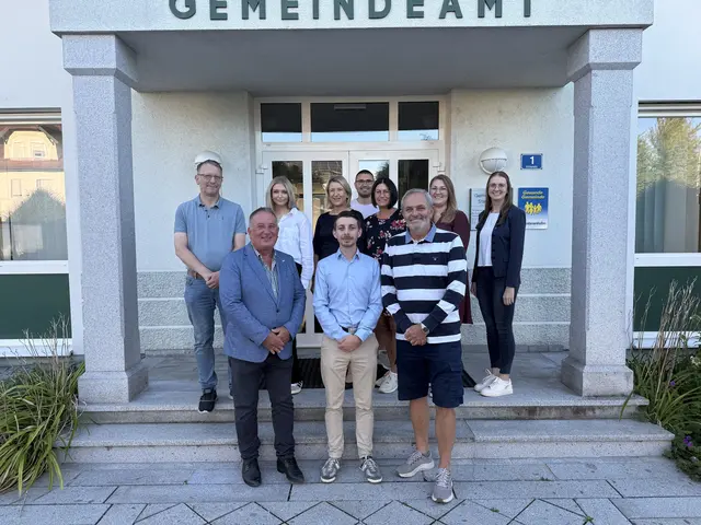 Die Mitarbeiter der noch jungen Verwaltungsgemeinschaft Antiesenhofen/Ort im Innkreis. Mit den Bürgermeistern F. Stockmayr (vorne l.) und Walter Reinthaler (vorne r.). | Foto: VG Antiesenhofen/Ort