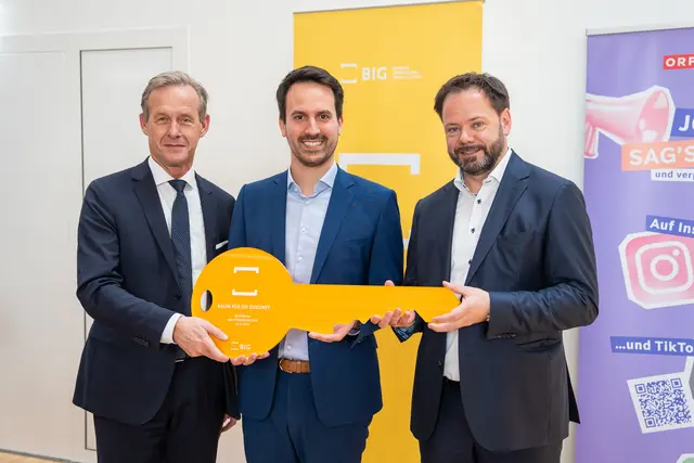 Die symbolische Schlüsselübergabe, v. l: BIG-Geschäftsführer Gerald Beck, Bildungsminister Christoph Wiederkehr (Neos) und Schuldirektor Hilarius Graf. | Foto: Valentina Marinelić/MeinBezirk