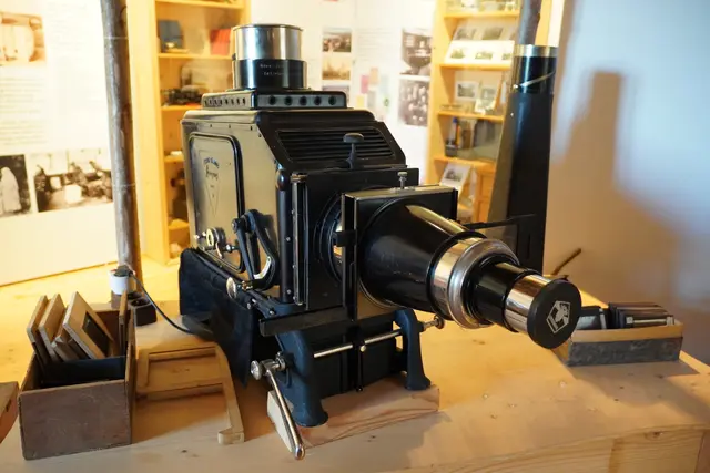 Ein besonderer Dia-Apparat im Museum. Dieser funktioniert mit Bildern aus Glas. | Foto: Emanuel Hasenauer