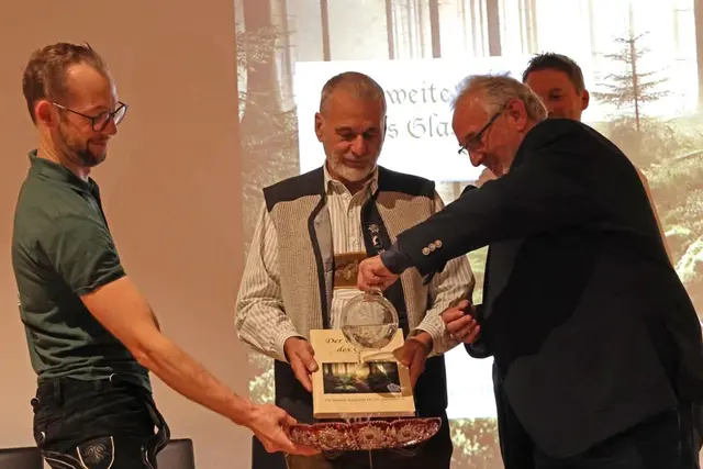 Das Buch wird mit klarem Wasser getauft | Foto: Viana