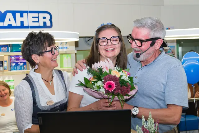 Mit Tochter Carmen sehen Marianne und Gerald Laher  bereits die Firmengeschichte fortgesetzt.   | Foto: Alfred Hofer
