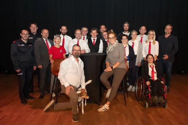 Die Kabarettisten Weinzettl &amp; Rudle beim Auftritt in Perg mit dem Team von X-Event und den Vizebürgermeistern Leo Gmeiner und Boris Mitterlehner. | Foto: gemeindejournal.at