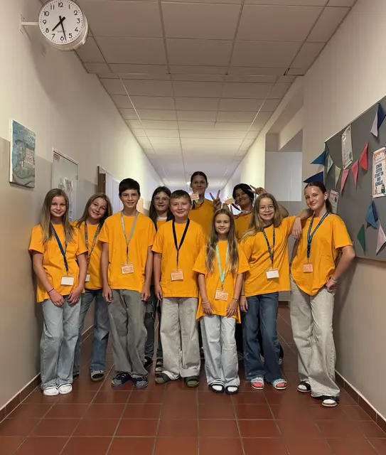 Sogenannte "Buddys" halfen den Schülerinnen und Schülern der ersten Klassen in der ersten Schulwoche, sich an die neue Umgebung zu gewöhnen.  | Foto: MS Andorf