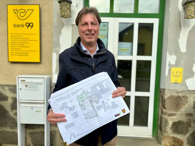 Bürgermeister Franz Göd präsentierte den Plan des Gemeindezentrum. | Foto: Markus Kahrer