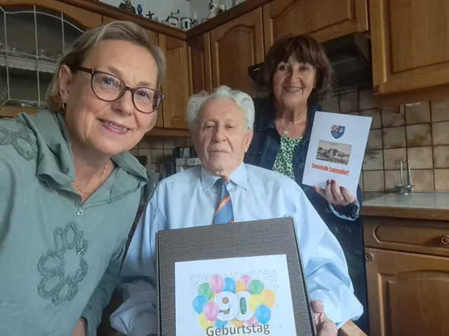 Bürgermeisterin Silvia Krispel und Gemeinderätin Christa Forster gratulieren Herrn Alois Nemeth zu seinem 90. Geburtstag. | Foto: Gemeinde Lanzendorf