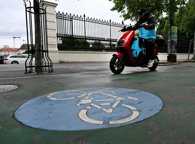 Ein E-Moped auf einem Radweg in Wien. | Foto: ROLAND SCHLAGER / APA / picturedesk.com