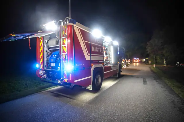 Ein Hyundai kommt Mittwochabend in Buchkirchen von der Fahrbahn, überschläft sich und landet in der Wiese. | Foto: laumat.at