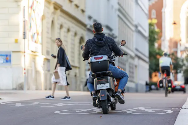 Die Bundesregierung plant eine Reform der Straßenverkehrsordnung (StVO). Ein möglicher Eckpunkt: ein Verbot von E-Mopeds auf Radwegen. Das dürfte vor allem Wien freuen. | Foto: Tobias Steinmaurer / picturedesk.com