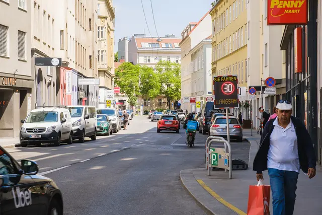 Der Bezirk Mariahilf hält am Ziel einer „zukunftsfitten Gumpendorfer Straße“ fest und will nun kleinere, leistbare Schritte setzen.  | Foto: Daniel Dutkowski