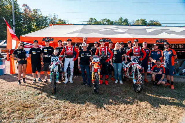 Die Oganisatoren Karl Schmidinger und Jennifer Feldmann mit den drei Motocross Athleten aus Österreich Pascal Rauchenecker, Maximilian Ernecker und Marcel Stauffer und das gesamte Team | Foto: Schmidinger