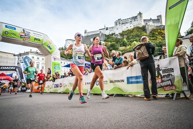 Start- und Zielbereich des 14. Salzburg Trailrunning Festivals befindet sich auf dem Kapitelplatz mitten in der Salzburger Altstadt. Die Organisatoren vermelden für heuer Rekord-Anmeldezahlen. | Foto: Sportograf/Salzburg Trailrunning Festival
