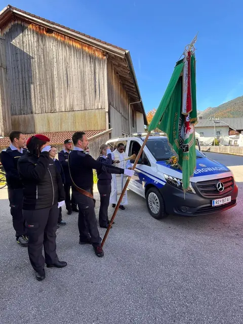 Bei der Bergwacht ist man stolz auf das neue Einsatzfahrzeug. Es soll wieder viele Jahre guten Dienst leisten. | Foto: Gem. Weißenbach