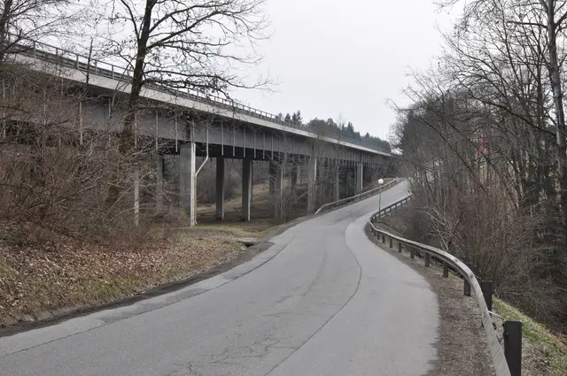 Nadelöhr: Hier im Bereich einer Sackstraße unter der Autobahn hindurch wäre die Zufahrt zur Deponie geplant. | Foto: MeinBezirk/Alois Lipp
