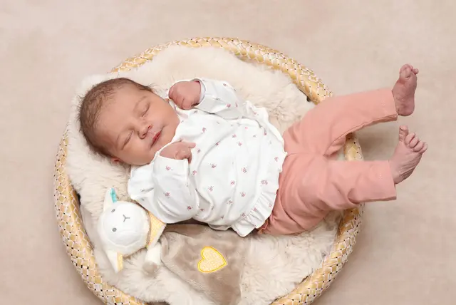 Name: Sophie
Geburtsdatum: 22.09.2025
Gewicht: 3.650 g
Größe: 51 cm
Eltern: Jacqueline Hohenscherer und Andreas Bruchmann aus Penzendorf | Foto: Fotostudio Semler
