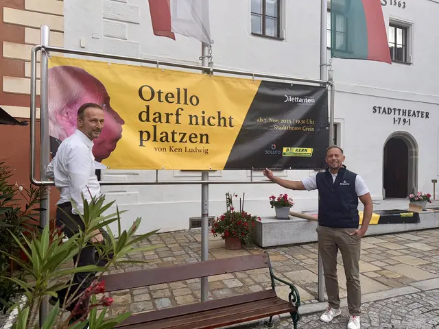 Obmann Christian Geirhofer präsentiert gemeinsam mit Mario Temper, dem Prokuristen von Hauptsponsor Soluto - Kern Gmbh die neue Werbelinie für die Produktion. | Foto: Greiner Dilettantengesellschaft