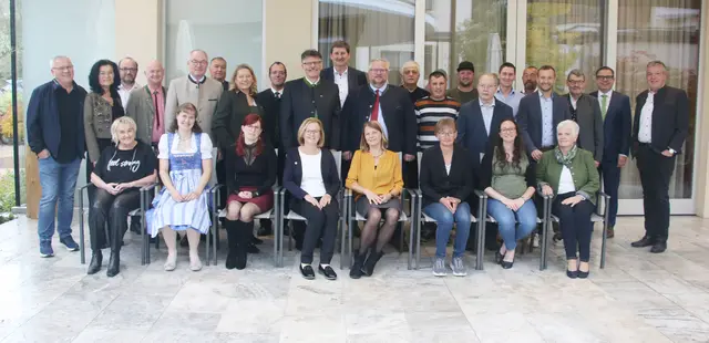 Ehrungen im Bezirk Amstetten:
10 Jahre: Vasile Bace (Kematen), Sabine Baumann (Ybbsitz), Cornelia Bürger (St. Peter/Au), Andreas Fallmann (St. Valentin), Bernd Heigl (Ybbsitz), Doris Leitner (Biberbach), Halina Nowak-Wisniewski (Greinsfurth), Julian Prantner (Biberbach), Manfred Reitzinger (Haag)
25 Jahre: Mag. Robert Ehebruster (Aschbach), Martina Enengl (Oed), Michael Hinterreither (Hollenstein/Ybbs), Gheorghe Pop (Biberbach), Wolfgang Prinz (Winklarn), Patrick Stieger (Hollenstein/Ybbs), Ing. David Vösenhuber (Strengberg), Erwin Zallinger (Aschbach Markt)
35 Jahre: Martina Krondorfer (Seitenstetten), Maria Schörghuber (Biberbach)
45 Jahre: Elfriede Haunschmid (Amstetten), Franz Kleindl (Viehdorf), Johann Kogler (Euratsfeld), Ernst Pissenberger-Lexmüller (Ardagger) | Foto: NÖ LAK