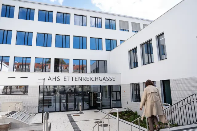Im neuen Look hat die AHS Ettenreichgasse ihre Tore geöffnet: Nach drei Jahren der Sanierung können die Schülerinnen und Schüler die modernisierten und erweiterten Räumlichkeiten wieder besuchen. | Foto: Valentina Marinelić/MeinBezirk