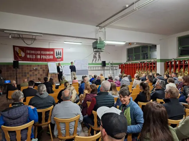 Die gefüllte Feuerwehrhalle | Foto: Karin Prassl